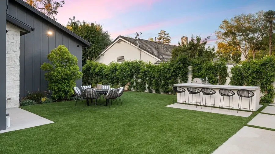 Modern Backyard With Artificial Grass Outdoor Dining Set And Bar